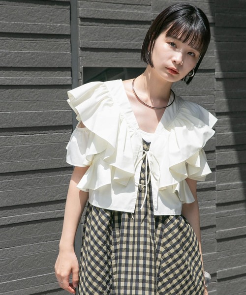KBF（ケイビーエフ）の「マルチWAYクロップドフリルブラウス（シャツ/ブラウス・レディース・ブルー系その他/オフホワイト/ブラック・ONE）」の4枚目の写真