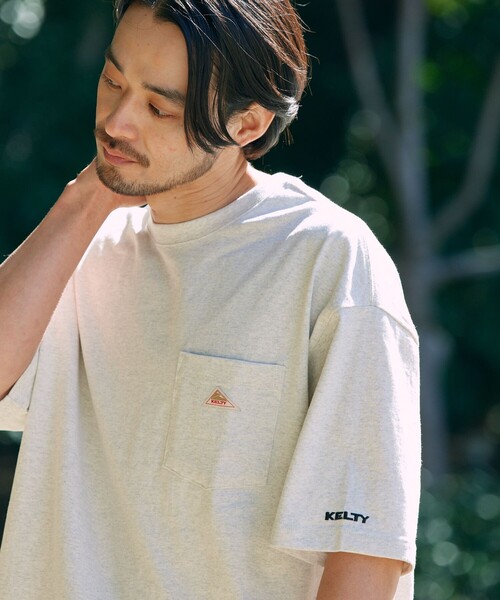 FREAK'S STORE(フリークスストア)の「限定展開 KELTY×FREAK'S STORE/ケルティ 別注 ワンポイント ヴィンテージロゴ クルーネック ポケットTシャツ/リンガーTシャツ/ポケT(Tシャツ/カットソー・メンズ・グレイッシュベージュ/スミクロ/ホワイト×ブラック/オリーブ/ネイビー/ブラック/アッシュグレー/ホワイト・LARGE/X-LARGE/SMALL/MEDIUM)」の11枚目の写真