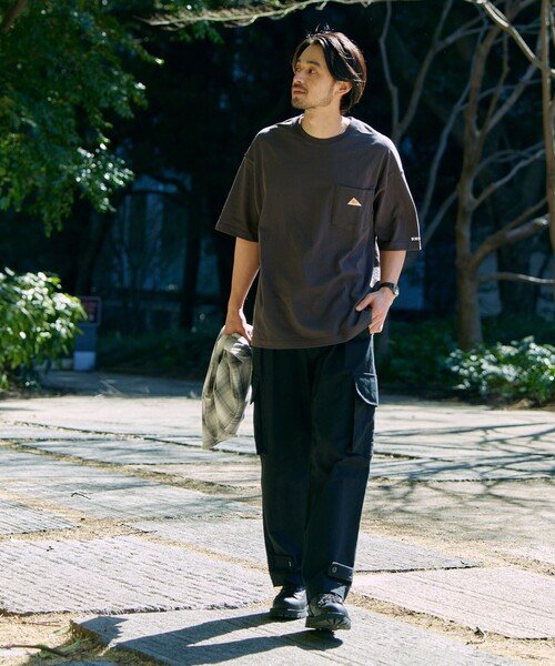 FREAK'S STORE(フリークスストア)の「限定展開 KELTY×FREAK'S STORE/ケルティ 別注 ワンポイント ヴィンテージロゴ クルーネック ポケットTシャツ/リンガーTシャツ/ポケT(Tシャツ/カットソー・メンズ・グレイッシュベージュ/スミクロ/ホワイト×ブラック/オリーブ/ネイビー/ブラック/アッシュグレー/ホワイト・LARGE/X-LARGE/SMALL/MEDIUM)」の9枚目の写真