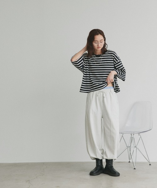 ad thie(アドティエ)の「ワイドシルエット ショート丈Tシャツ(Tシャツ/カットソー・レディース・チャコール/イエロー/ライトグリーン/ブルーグレー/ブラック/ピンクベージュ/ライトブルー/オフホワイト/ナチュラル/ダークブラウン/ミント/ブラック系/ホワイト系/レッド/ピンク系1/ベージュ/ネイビー・FREE)」の18枚目の写真