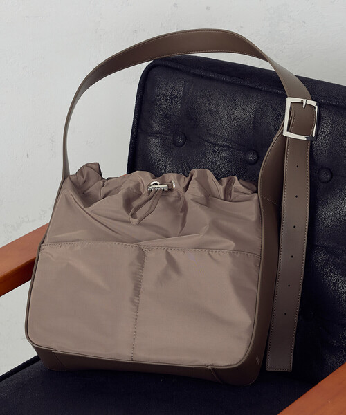 MONO COMME CA(モノコムサ)の「ワンハンドル ショルダートート(ショルダーバッグ・レディース・ブラック/モカ・FREE)」の11枚目の写真