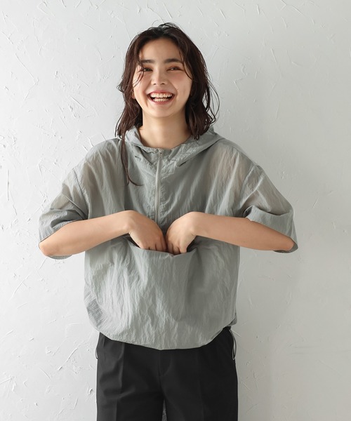 Bonjour Sagan（ボンジュールサガン）の「シアーアノラック半袖パーカー（パーカー・レディース・オフホワイト/グレイッシュベージュ・FREE）」の3枚目の写真