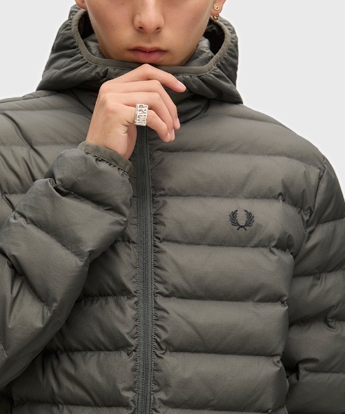 FRED PERRY(フレッドペリー)の「ZOZO限定!!【先行予約受付中】Hooded Insulated Jacket/フード付きインサレート中綿ジャケット(ダウンジャケット/コート・メンズ・ブラック/ブラウン/ダークブルー/ブラック系その他/ダークオリーブ・S/M/L)」の4枚目の写真