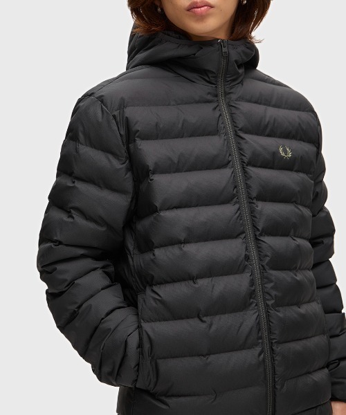 FRED PERRY(フレッドペリー)の「ZOZO限定!!【先行予約受付中】Hooded Insulated Jacket/フード付きインサレート中綿ジャケット(ダウンジャケット/コート・メンズ・ブラック/ブラウン/ダークブルー/ブラック系その他/ダークオリーブ・S/M/L)」の7枚目の写真