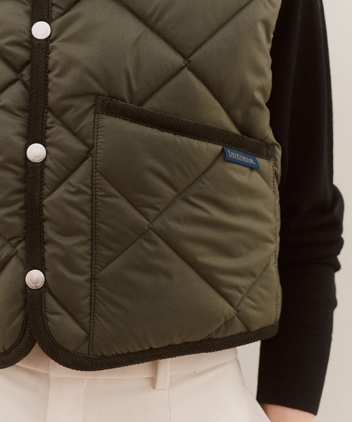 LAVENHAM(ラベンハム)の「Big Quilt Cropped Raydon Gilet Womens / ビッグ キルト クロップド レイドン ジレ ウィメンズ(ベスト・レディース・ダークブラック/パープル/オリーブ・8/10/12)」の9枚目の写真