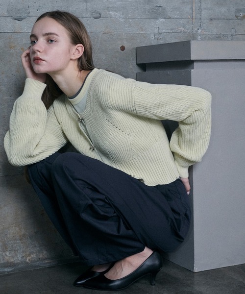 le ELMi（ルエルミ）の「Cropped hook knit cardigan / クロップドフックニットカーディガン（カーディガン/ボレロ・レディース・ブラック/チャコールグレー/ライトイエロー・FREE）」の4枚目の写真