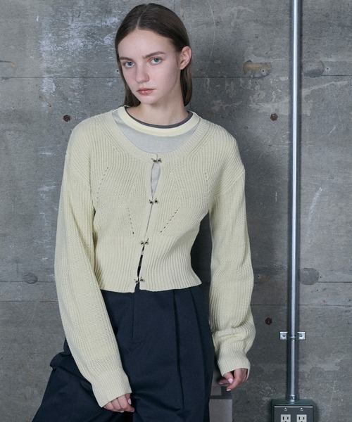 le ELMi（ルエルミ）の「Cropped hook knit cardigan / クロップドフックニットカーディガン（カーディガン/ボレロ・レディース・ブラック/チャコールグレー/ライトイエロー・FREE）」の5枚目の写真