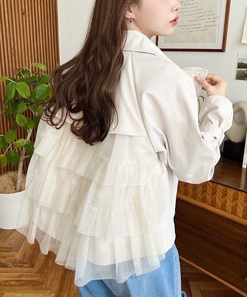 moment+（モーメントプラス）の「コットンライクツイルバックチュールティアードフリルショートトレンチコート（トレンチコート・レディース・ベージュ/アイボリー/ブラック・M/L）」の12枚目の写真