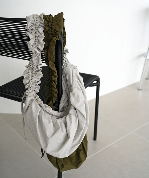 SLOBE citron.（スローブシトロン）の「《WEB限定》SLOBE citron. Nylon Frill shoulder BAG（ショルダーバッグ・レディース・グレー/ブラック/カーキ・FREE）」の3枚目の写真