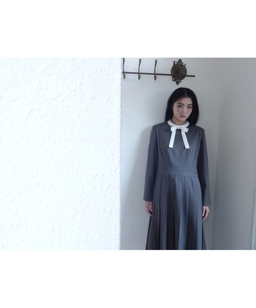 FEKETE（フェケテ）の「BI-COLOR RIBBON PLEATS DRESS / バイカラーリボンプリーツワンピース（ワンピース・レディース・グレー/ブラック・SMALL/MEDIUM/LARGE）」の14枚目の写真