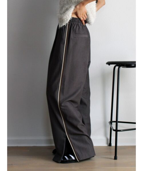 Ungrid（アングリッド）の「ラインデザインラフタックパンツ（その他パンツ・レディース・グレー/ネイビー・SMALL/MEDIUM）」の21枚目の写真