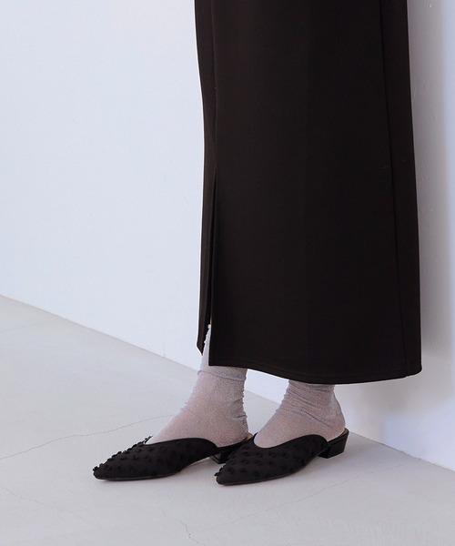 menue(メヌエ)の「Uカットフラットミュール(サンダル・レディース・ブラック系/ブラック/シルバー・3L/LL/S/SS/L/M)」の4枚目の写真