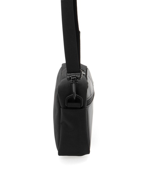 Manhattan Portage（マンハッタンポーテージ）の「Pacific Jogger Bag Ver. 2（ショルダーバッグ・メンズ・ブラック・X-SMALL）」の3枚目の写真
