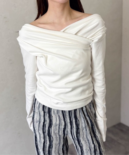 Per sist ence(パーシエンス)の「スムース天竺オフショルプルオーバー(Tシャツ/カットソー・レディース・ブラウン/オフホワイト/グレー/ブラック・FREE)」の2枚目の写真