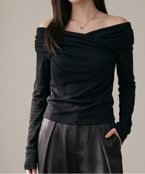 Per sist ence(パーシエンス)の「スムース天竺オフショルプルオーバー(Tシャツ/カットソー・レディース・ブラウン/オフホワイト/グレー/ブラック・FREE)」の3枚目の写真