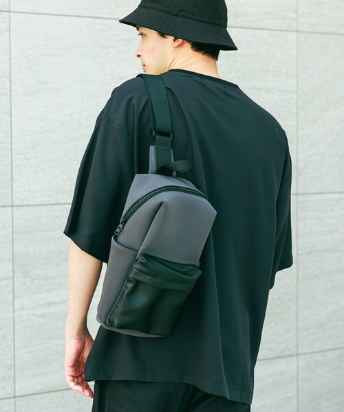 LAKOLE（ラコレ）の「ネオプレーン縦型ボディバッグ / 329247（ボディバッグ/ウエストポーチ・メンズ・ブラック/チャコール・FREE）」の2枚目の写真