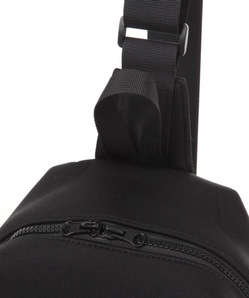 LAKOLE（ラコレ）の「ネオプレーン縦型ボディバッグ / 329247（ボディバッグ/ウエストポーチ・メンズ・ブラック/チャコール・FREE）」の6枚目の写真