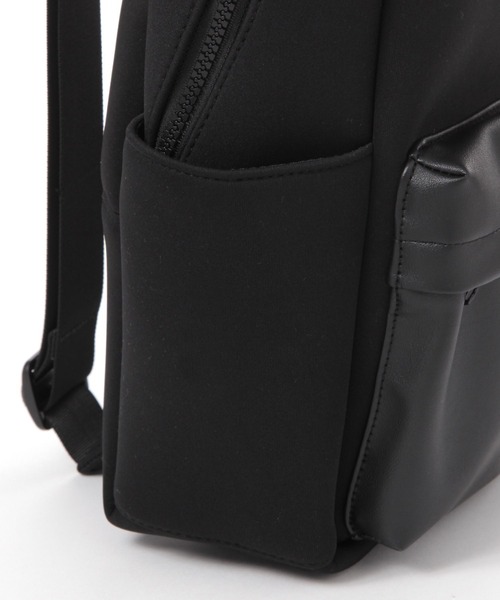 LAKOLE（ラコレ）の「ネオプレーン縦型ボディバッグ / 329247（ボディバッグ/ウエストポーチ・メンズ・ブラック/チャコール・FREE）」の8枚目の写真