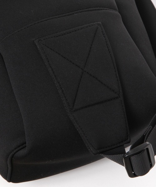 LAKOLE（ラコレ）の「ネオプレーン縦型ボディバッグ / 329247（ボディバッグ/ウエストポーチ・メンズ・ブラック/チャコール・FREE）」の9枚目の写真