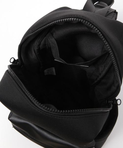 LAKOLE（ラコレ）の「ネオプレーン縦型ボディバッグ / 329247（ボディバッグ/ウエストポーチ・メンズ・ブラック/チャコール・FREE）」の11枚目の写真