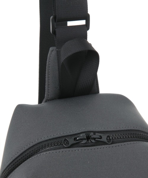 LAKOLE（ラコレ）の「ネオプレーン縦型ボディバッグ / 329247（ボディバッグ/ウエストポーチ・メンズ・ブラック/チャコール・FREE）」の13枚目の写真