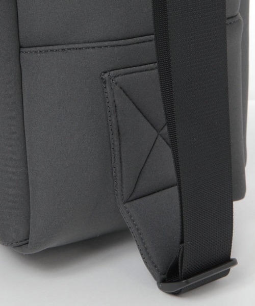 LAKOLE（ラコレ）の「ネオプレーン縦型ボディバッグ / 329247（ボディバッグ/ウエストポーチ・メンズ・ブラック/チャコール・FREE）」の15枚目の写真