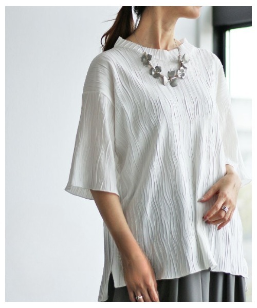 Vieo(ヴィオ)の「Tシャツ+上品 大人の正解トップス(Tシャツ/カットソー・レディース・ブラック/ホワイト/オレンジ/ブルー/ベージュ系その他/カーキ/ターコイズブルー/ピンク・FREE)」の1枚目の写真