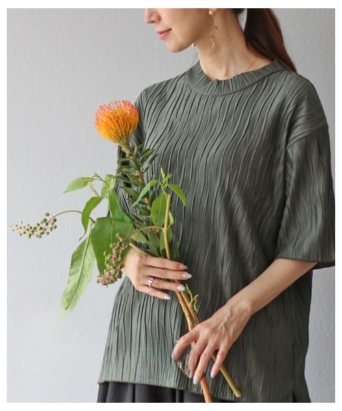 Vieo(ヴィオ)の「Tシャツ+上品 大人の正解トップス(Tシャツ/カットソー・レディース・ブラック/ホワイト/オレンジ/ブルー/ベージュ系その他/カーキ/ターコイズブルー/ピンク・FREE)」の4枚目の写真