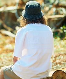 ragged mountain（ラギットマウンテン）の「【RAGGED MOUNTAIN：ラギットマウンテン】エンボス加工 ロゴTシャツ 半袖 オーバーサイズ（Tシャツ/カットソー）」