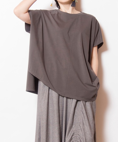 OSMOSIS(オズモーシス)の「アシンメトリーフレアーTシャツ(Tシャツ/カットソー・レディース・ブラック/グレー/ホワイト/ライトグリーン・ONE SIZE)」の3枚目の写真