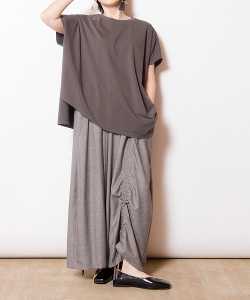 OSMOSIS(オズモーシス)の「アシンメトリーフレアーTシャツ(Tシャツ/カットソー・レディース・ブラック/グレー/ホワイト/ライトグリーン・ONE SIZE)」の7枚目の写真