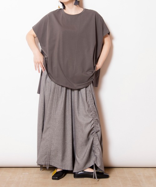 OSMOSIS(オズモーシス)の「アシンメトリーフレアーTシャツ(Tシャツ/カットソー・レディース・ブラック/グレー/ホワイト/ライトグリーン・ONE SIZE)」の8枚目の写真