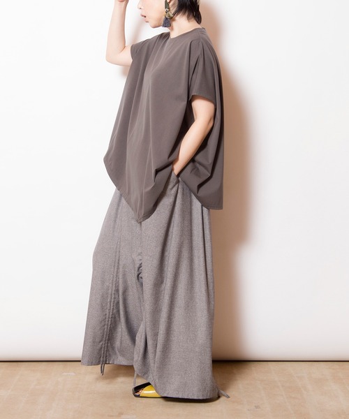 OSMOSIS(オズモーシス)の「アシンメトリーフレアーTシャツ(Tシャツ/カットソー・レディース・ブラック/グレー/ホワイト/ライトグリーン・ONE SIZE)」の9枚目の写真