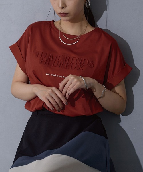 NICOLE white（ニコルホワイト）の「エンボス刺繍Tシャツ（Tシャツ/カットソー・レディース・チャコール/レッド/オフホワイト・FREE）」の3枚目の写真