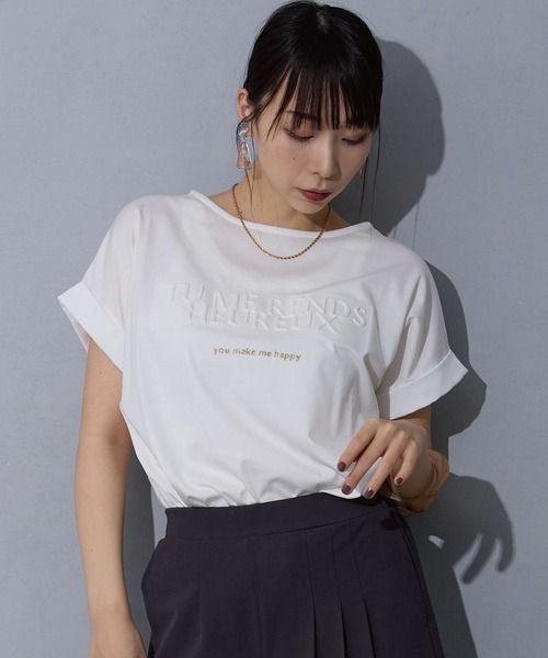 NICOLE white（ニコルホワイト）の「エンボス刺繍Tシャツ（Tシャツ/カットソー・レディース・チャコール/レッド/オフホワイト・FREE）」の2枚目の写真