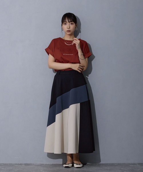 NICOLE white（ニコルホワイト）の「エンボス刺繍Tシャツ（Tシャツ/カットソー・レディース・チャコール/レッド/オフホワイト・FREE）」の4枚目の写真