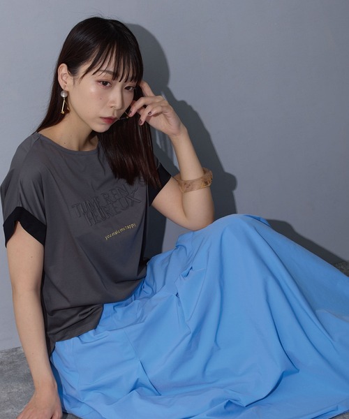 NICOLE white（ニコルホワイト）の「エンボス刺繍Tシャツ（Tシャツ/カットソー・レディース・チャコール/レッド/オフホワイト・FREE）」の9枚目の写真