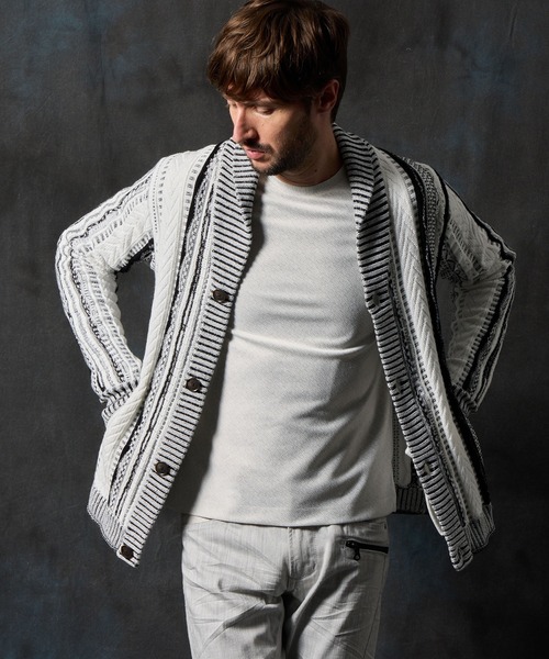 HIDEAWAYS NICOLE（ハイダウェイニコル）の「ランダムストライプ３Dニットカーディガン（カーディガン/ボレロ・メンズ・ホワイト×ブラック/ブラック×ホワイト/ブルー系/ブラック系・MEDIUM/X-LARGE/LARGE）」の2枚目の写真