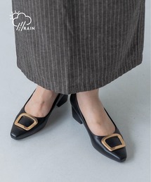 【晴雨兼用・クッション入り】ゴールドバックル4.5cmパンプス IZ5771