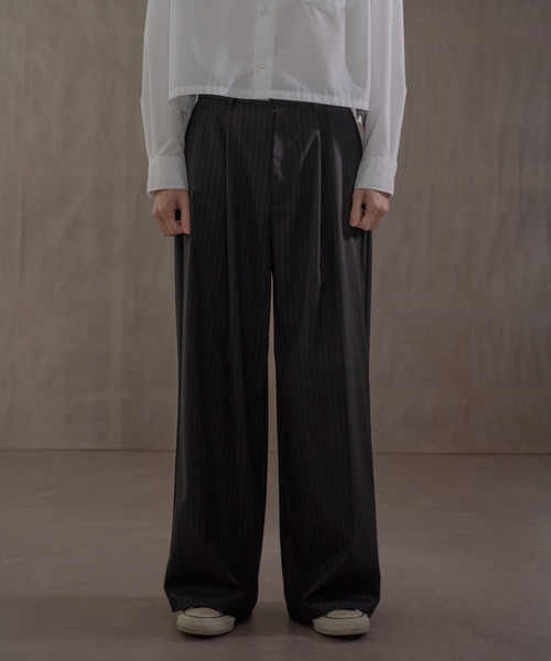 LUCY（ルーシー）の「LUCY/ピンストライプタックワイドスラックス（スラックス・メンズ・ブラック・LARGE/MEDIUM）」の2枚目の写真