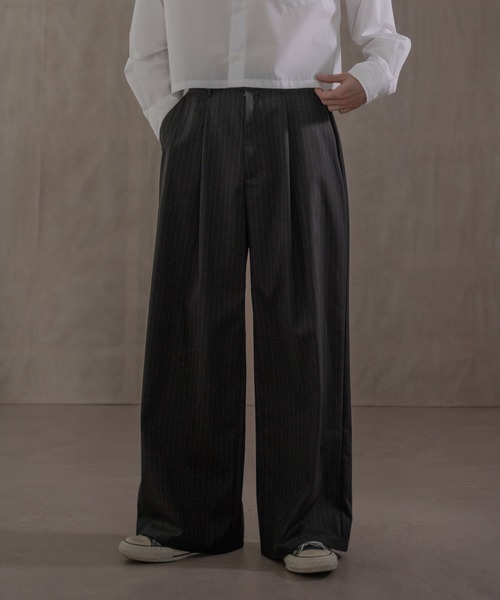 LUCY（ルーシー）の「LUCY/ピンストライプタックワイドスラックス（スラックス・メンズ・ブラック・LARGE/MEDIUM）」の8枚目の写真