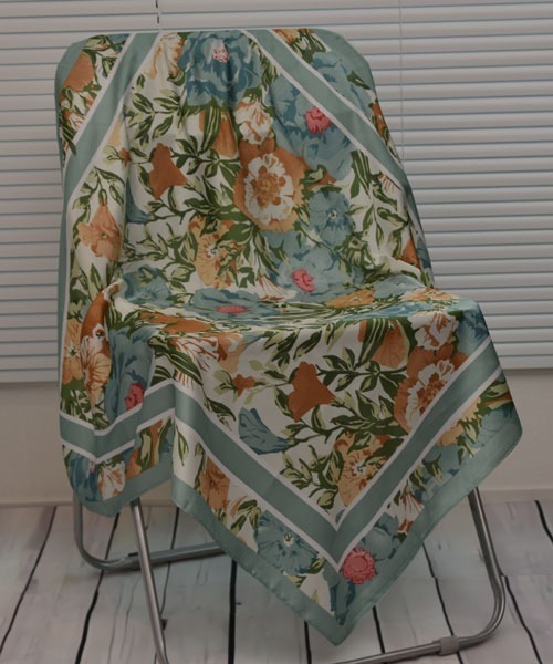 Mayree(メイリー)の「【resonance】花柄 シンプル シルクタッチ 大判スカーフ【マルチウェイ】(バンダナ/スカーフ・レディース・ピンク系/ブラック系/グリーン系・FREE)」の2枚目の写真