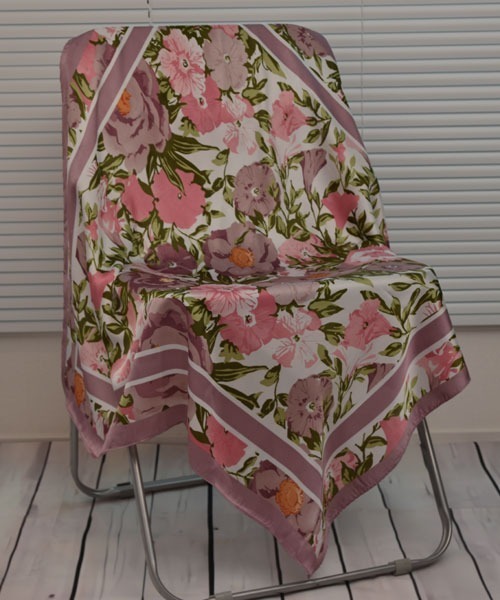 Mayree(メイリー)の「【resonance】花柄 シンプル シルクタッチ 大判スカーフ【マルチウェイ】(バンダナ/スカーフ・レディース・ピンク系/ブラック系/グリーン系・FREE)」の3枚目の写真