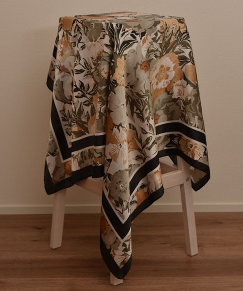 Mayree(メイリー)の「【resonance】花柄 シンプル シルクタッチ 大判スカーフ【マルチウェイ】(バンダナ/スカーフ・レディース・ピンク系/ブラック系/グリーン系・FREE)」の4枚目の写真