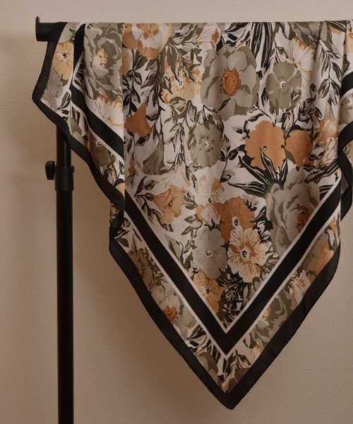 Mayree(メイリー)の「【resonance】花柄 シンプル シルクタッチ 大判スカーフ【マルチウェイ】(バンダナ/スカーフ・レディース・ピンク系/ブラック系/グリーン系・FREE)」の5枚目の写真