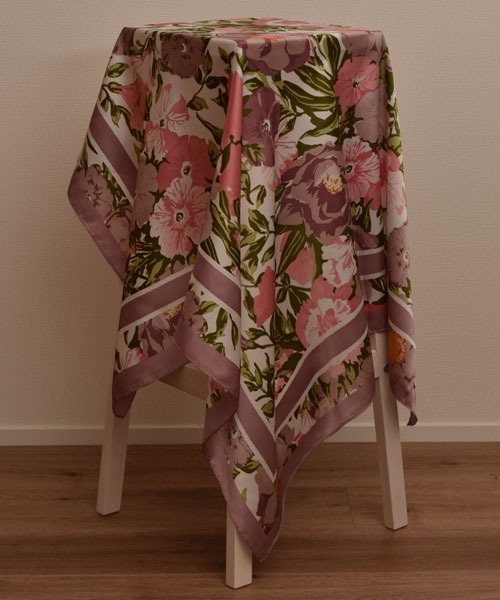 Mayree(メイリー)の「【resonance】花柄 シンプル シルクタッチ 大判スカーフ【マルチウェイ】(バンダナ/スカーフ・レディース・ピンク系/ブラック系/グリーン系・FREE)」の8枚目の写真