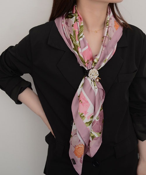 Mayree(メイリー)の「【resonance】花柄 シンプル シルクタッチ 大判スカーフ【マルチウェイ】(バンダナ/スカーフ・レディース・ピンク系/ブラック系/グリーン系・FREE)」の11枚目の写真