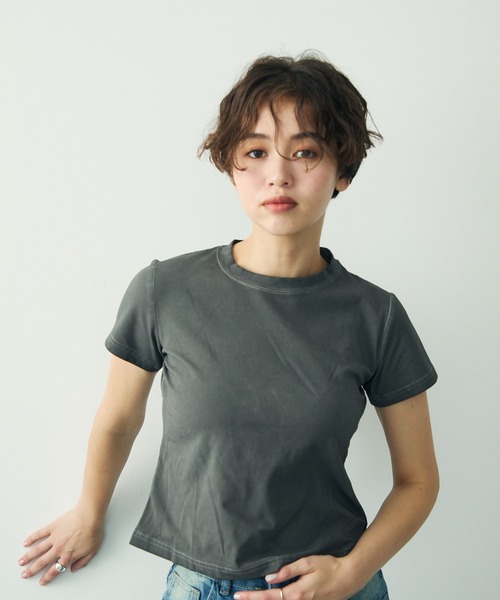 Clum(クルム)の「ヴィンテージライクウォッシュドリブTシャツ(Tシャツ/カットソー・レディース・グレー/オリーブ/ダークグレー/アイボリー/チャコールグレー/ブラック・SMALL/MEDIUM)」の2枚目の写真