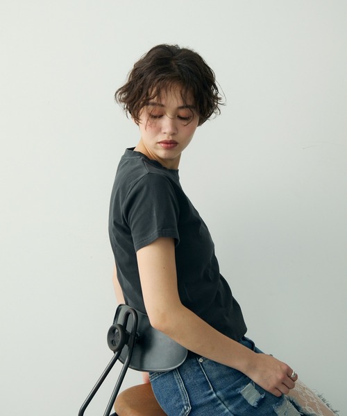 Clum(クルム)の「ヴィンテージライクウォッシュドリブTシャツ(Tシャツ/カットソー・レディース・グレー/オリーブ/ダークグレー/アイボリー/チャコールグレー/ブラック・SMALL/MEDIUM)」の22枚目の写真