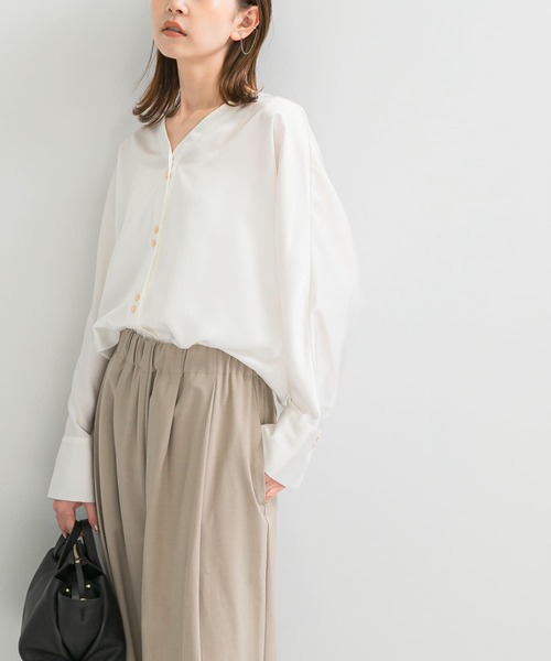 ボタンデザインサテンVネックブラウス（シャツ/ブラウス）｜URBAN